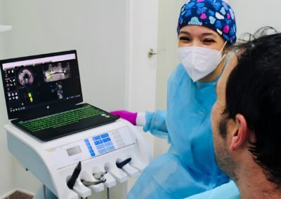 paciente en consulta medica recibiendo explicacion sobre ecografia en monitor navas dental