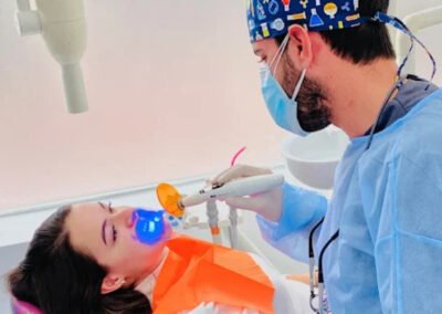 paciente recibiendo tratamiento con luz led en clinica dental