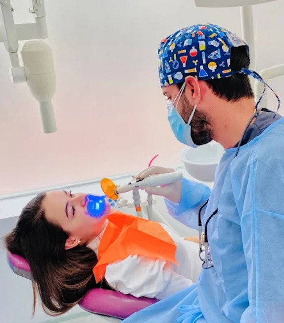 paciente recibiendo tratamiento con luz led en clinica dental