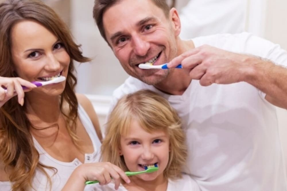 familia feliz con padres e hija cepillandose los dientes juntos familia feliz con padres e hija cepillandose los dientes juntos